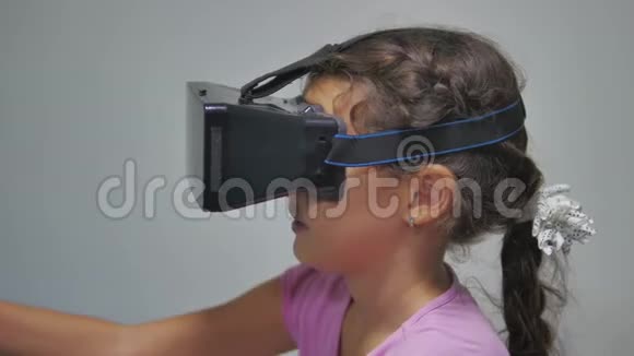 一个女孩在耳机中的特写镜头获得使用vr头套的经验增强现实设备创建视频的预览图