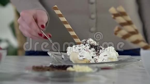 试着用勺子弄冰淇淋吃甜点视频的预览图
