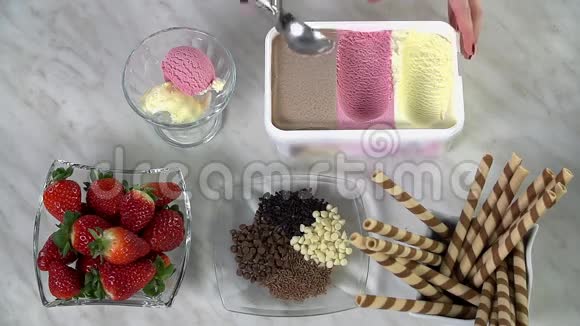 糖果和冰淇淋的顶部景观视频的预览图