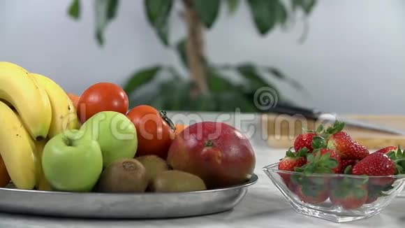 各种水果堆在盘子里视频的预览图