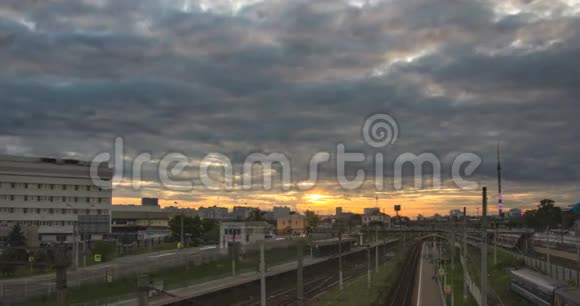 铁路和客运列车运行的时间推移城市景观视频的预览图