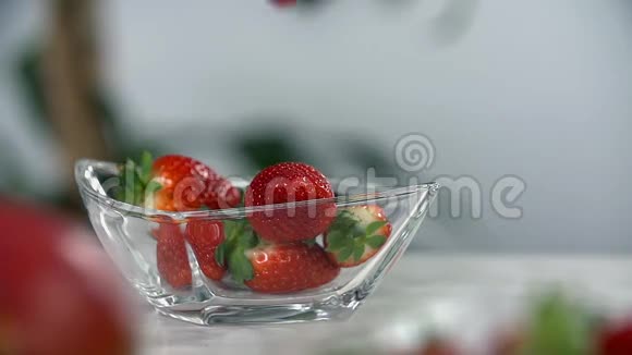 草莓装满了玻璃杯视频的预览图