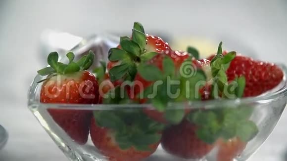 从草莓转移到巧克力颗粒视频的预览图