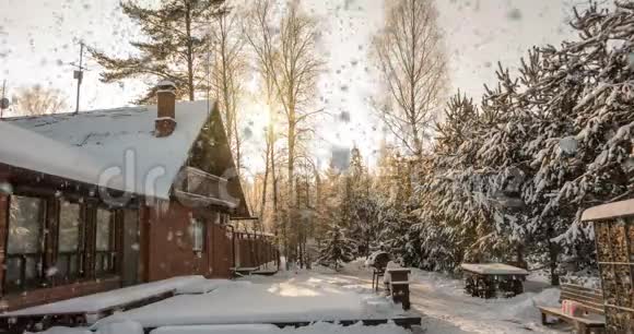 雪夜在山上冬天的房子视频的预览图