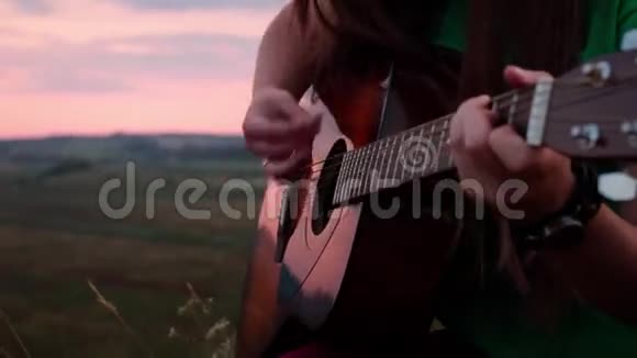 日落时弹吉他的女孩视频的预览图