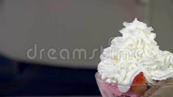 在冰淇淋杯上加入巧克力的细节视频的预览图