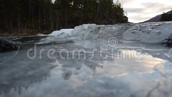 冰寒的山溪溪流大量的冰积流入河流视频的预览图