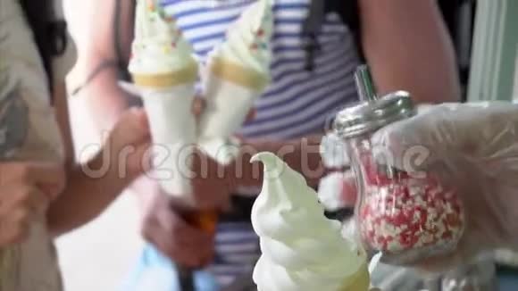 街头小贩用红心糖洒冰淇淋华夫饼筒视频的预览图