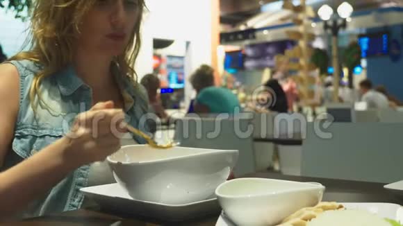 虾汤是泰国菜味道酸辣男人在餐馆的桌子上吃山药特写镜头概念视频的预览图