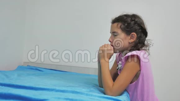 少女睡前祈祷跪在女孩子的床边祈祷信仰的宗教视频的预览图