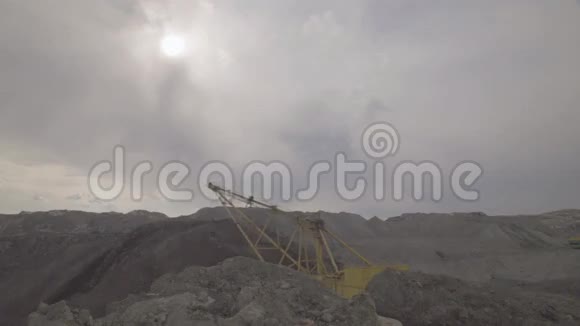 工作挖掘机拖行露天开发矿藏视频的预览图