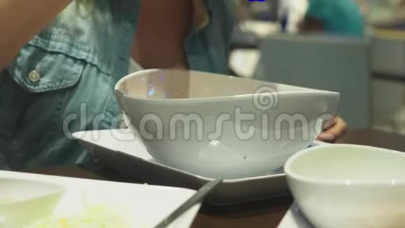 虾汤是泰国菜味道酸辣男人在餐馆的桌子上吃山药特写镜头概念视频的预览图