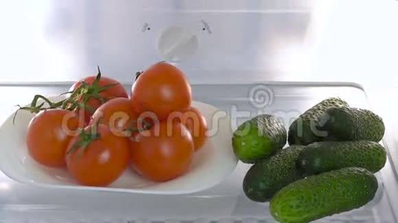 带新鲜食物的开放式冰箱视频的预览图