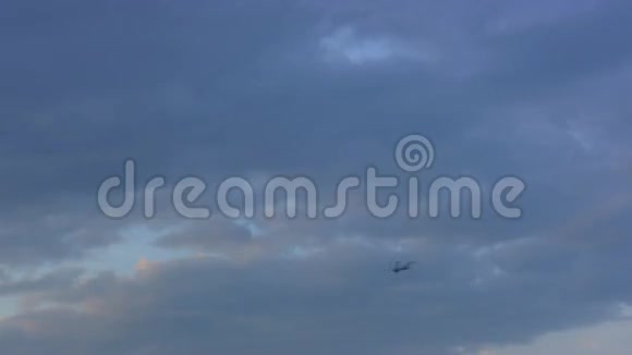 许多燕子在蓝天上飞翔视频的预览图
