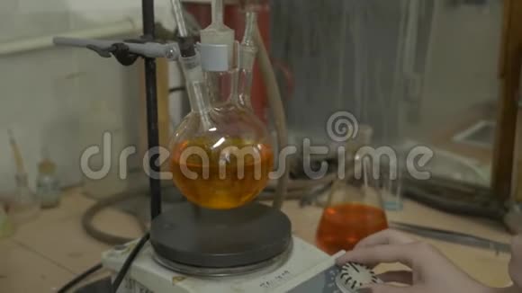 科学家在一个研究实验室里把液体混合在烧瓶里实验室混合流体专用设备实习混合视频的预览图