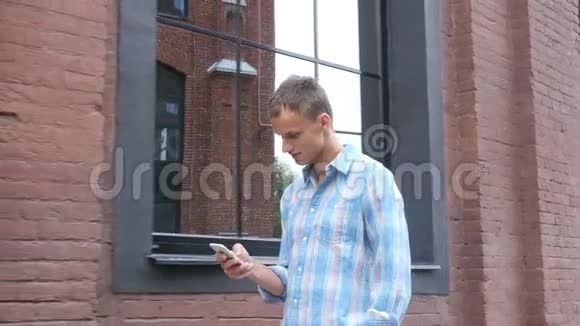 步行者使用智能手机上班视频的预览图