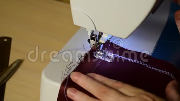 缝纫机上的刺绣图案视频的预览图