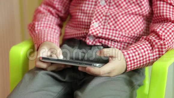 触摸智能手机屏幕的小孩视频的预览图