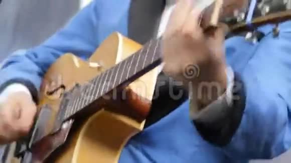 音乐家演奏古典吉他特写视频的预览图