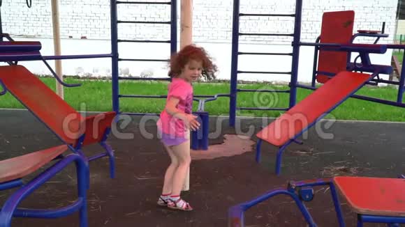 小女孩在露天体育馆里视频的预览图