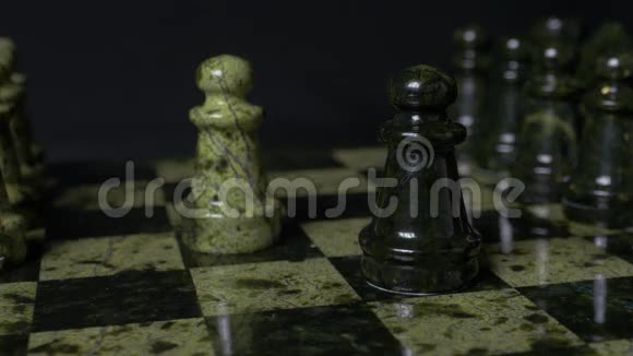 象棋比赛白卒打败黑卒有选择的焦点棋卒败卒黑色棋子详情视频的预览图