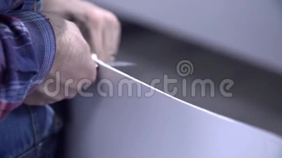 用一把锋利的刀把那张细长的木桌削尖视频的预览图