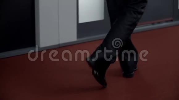 穿着职业服装的人在红地毯上的走廊里等待视频的预览图