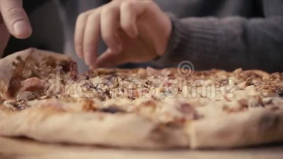 把意大利披萨的奶酪贴起来手拿送货食品玛格丽特视频的预览图