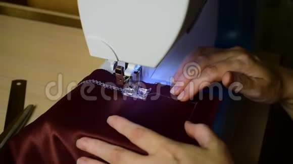 缝纫机上的刺绣图案视频的预览图