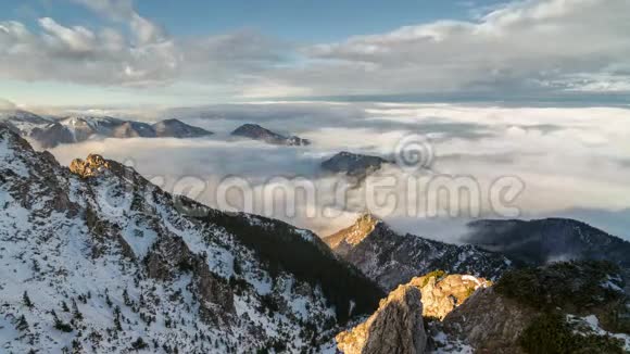 雾蒙蒙的早晨云上流淌冬天的群山时间的流逝视频的预览图