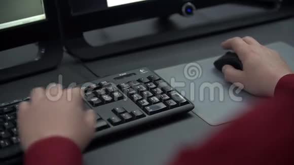 电脑桌后面的工人手视频的预览图