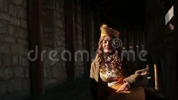 中世纪城堡里身着民族服饰的美丽金发新娘视频的预览图