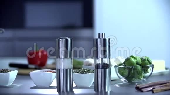 锅碗瓢盆的新厨房及其元素视频的预览图