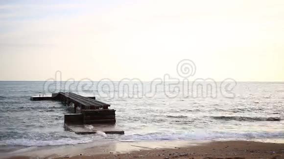在巴德瓦海滩上的捷蒂视频的预览图