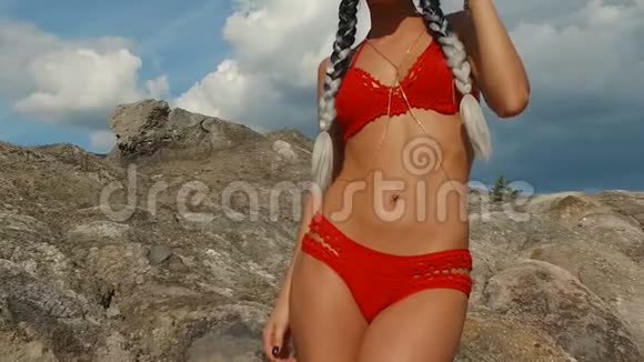 沙滩上穿着红色泳衣身材完美的女孩视频的预览图