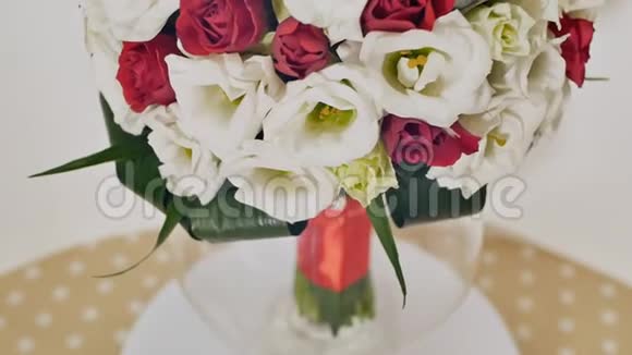 婚礼花束玫瑰花丛尤姆和绿色旋转的气味视频的预览图