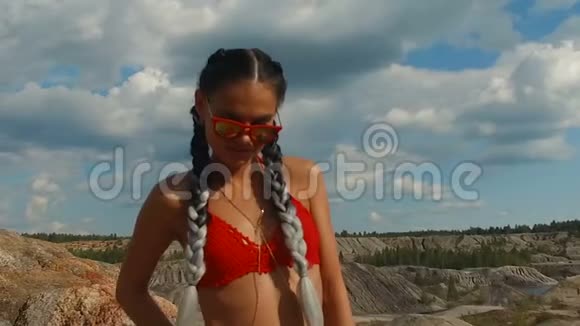 沙滩上穿着红色泳衣身材完美的女孩视频的预览图