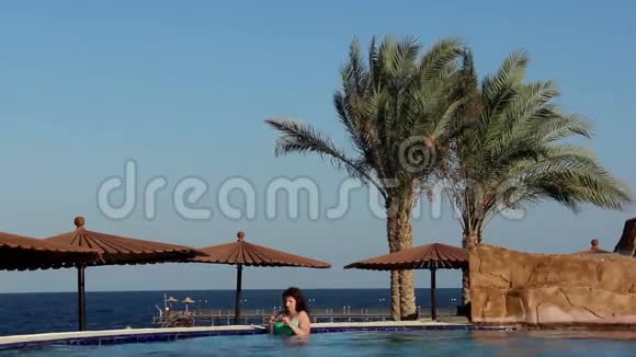 豪华无限游泳池中的女性海景戴太阳镜视频的预览图