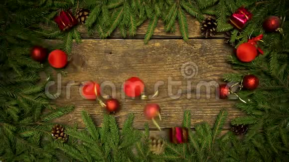 圣诞装饰落在木制背景上冷杉树枝和锥准备为您的设计寒假视频的预览图