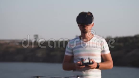 人在VR眼镜控制无人机视频的预览图