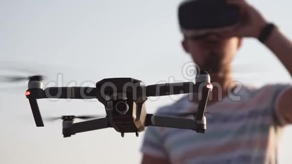 人在VR眼镜控制无人机视频的预览图