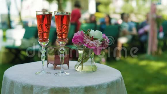 婚礼桌上有香槟和鲜花视频的预览图