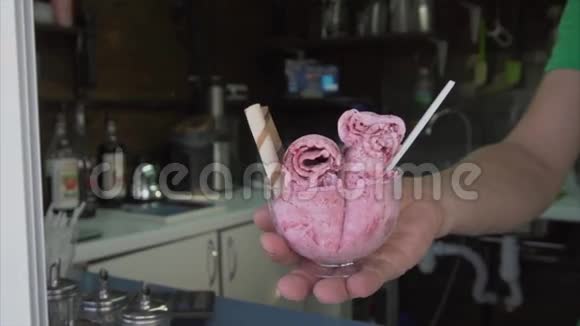 街头小贩为顾客提供美味的樱桃味油炸冰淇淋视频的预览图