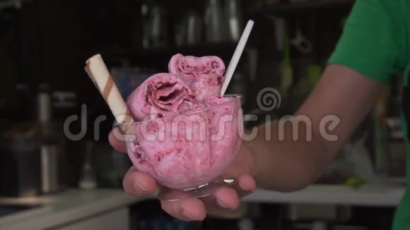 街头小贩为顾客提供美味的樱桃味油炸冰淇淋视频的预览图