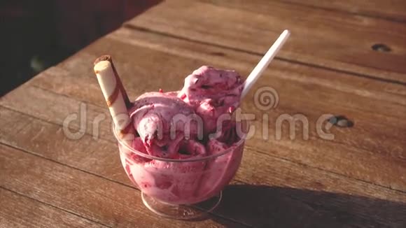 木质背景上带有樱桃味的美味油炸冰淇淋视频的预览图