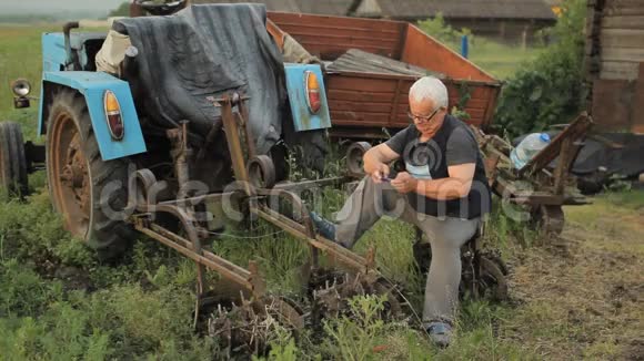 一个人在拖拉机附近打电话农业视频的预览图