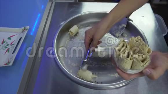 男性将油炸冰淇淋放入塑料甜点碗中视频的预览图