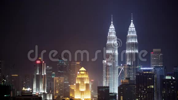 吉隆坡夜晚摩天大楼照亮视频的预览图
