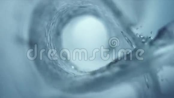 水流在玻璃中旋转视频的预览图