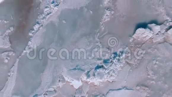 冰封的海面上灿烂的阳光波涛汹涌的海面上有些飘来的冰雪冬季风景视频的预览图